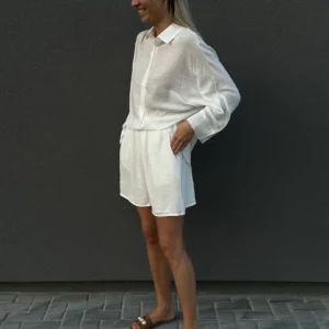 moteriškas kostiumėlis su šortais Summer Baltas – stilingas baltas kostiumėlis iš Liugre.lt