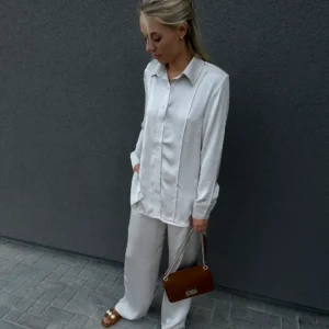 moteriškas kostiumėlis Silk Pilkšva – stilingas pilkšvas kostiumėlis iš Liugre.lt