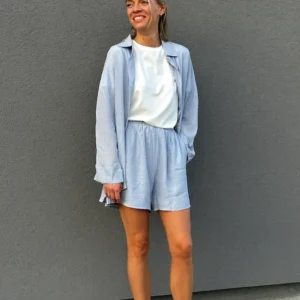 moteriškas kostiumėlis su šortais Summer Melsvas – stilingas melsvas kostiumėlis iš Liugre.lt