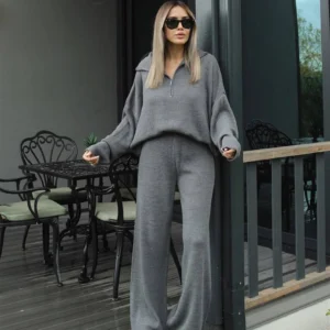moteriškas laisvalaikio kostiumėlis Aira Pilka – stilingas pilkas kostiumėlis iš Liugre.lt