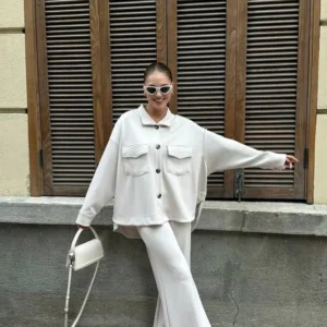 moteriškas laisvalaikio kostiumėlis Runa Beige – stilingas smėlio spalvos kostiumėlis iš Liugre.lt