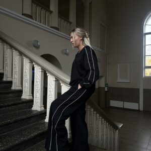 laisvalaikio kostiumelis placiomis kelnemis